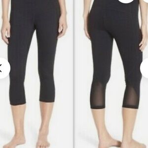 Zella Black M Capri leggings Active Yoga Gym Travel Adventure Outdoor Normcore